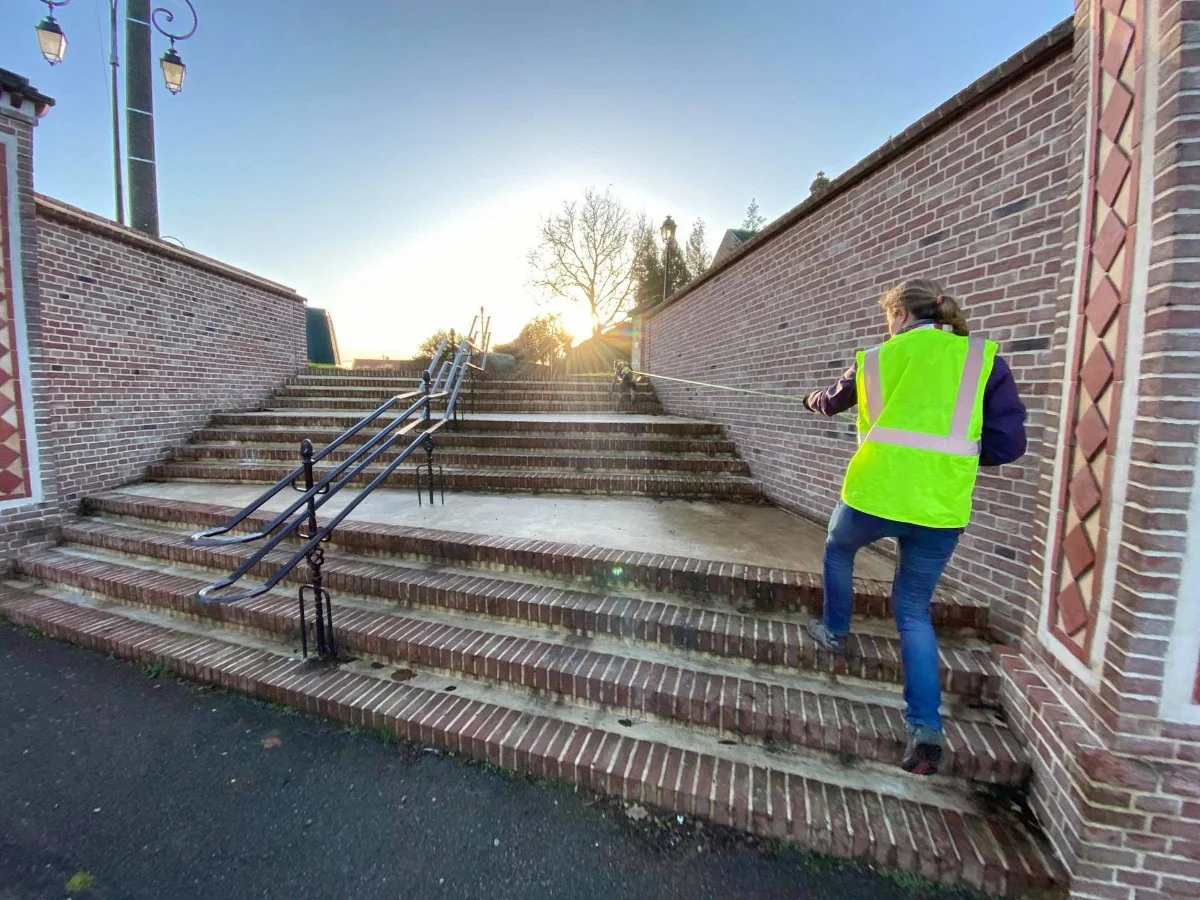 escalier en briques, longe tendue au couchant